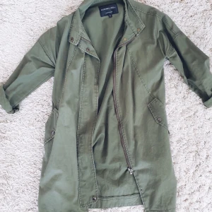 Militärgrön tunn jacka i strl S - Militärgrön lång jacka i S från Jazzevar inköpt i Sydkorea för 1000 kr. Nästintill nyskick. 300 kr + frakt (66 kr). Samfraktar självklart om du köper mer! 
