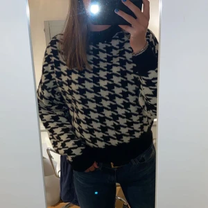 Stickad tröja  - Fin och skön stickad tröja från hm, använd 1 gång.💕