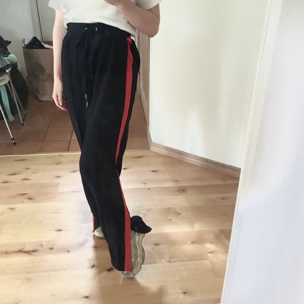 Sköna byxor som liknar träningsbyxor med slits längst ner. SÅ FINA, men använder de för lite. Är nästan oanvända, i mycket bra skick!! Strl 38 från H&M, jag har haft de som oversize (har vanligtvis 34). 70 kr + frakt (44 kr). Samfraktar självklart!. Jeans & Byxor.