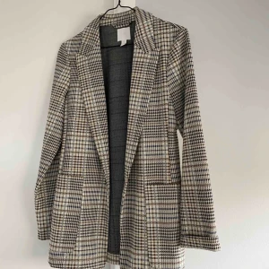  - Blazer i rutigt från H&M! Aldrig använd (Köparen står för frakten)