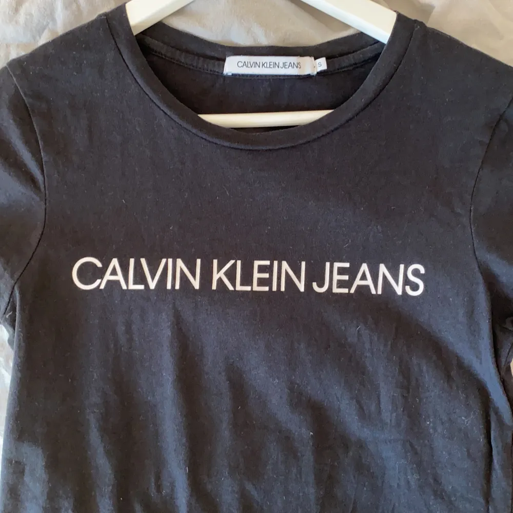 Calvin Klein t-shirt, svart. Sparsamt använd.. T-shirts.