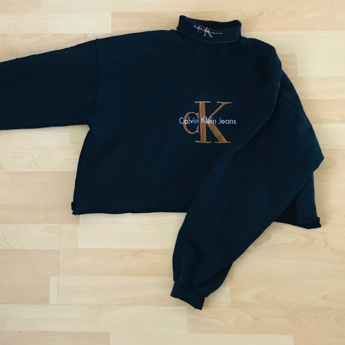 Croppad Calvin klein tröja m detalj - 90