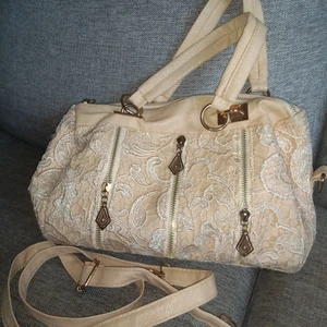 Väska - Beige snygg väska med inlägg av spets. Frakt tillkommer! 