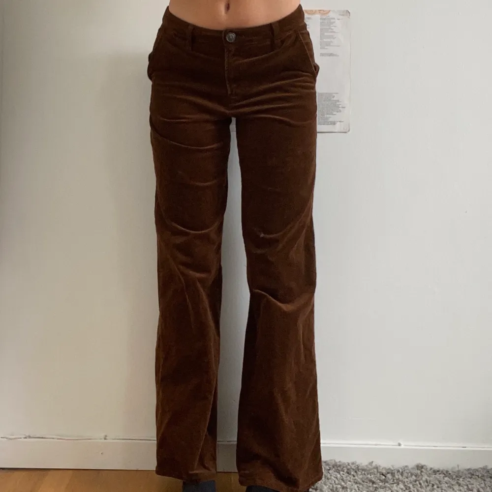 bruna ”Manchester” byxor som jag köpt i Kroatien! säljer pga dem är lite korta på mig. (jag är 1.74)                          70kr + frakt! 💋. Jeans & Byxor.