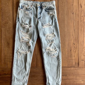 Hm boyfriend jeans  - Jätte snygga boyfriend jeans från Hm som inte kommit till användning, helt nytt skick. Frakt tillkommer 