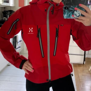 Haglöfs vindjacka - Otroligt fin vindjacka i goretex. Längre bak. Står strlk 40 i men är mer som en 38! Helt ny, aldrig använd.