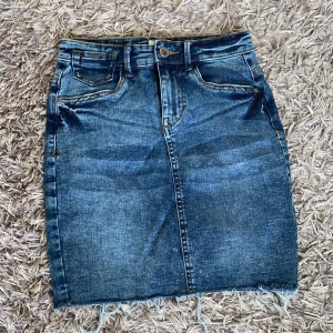 Kjol från only - Blå jeanskjol från only. Aldrig använd. 