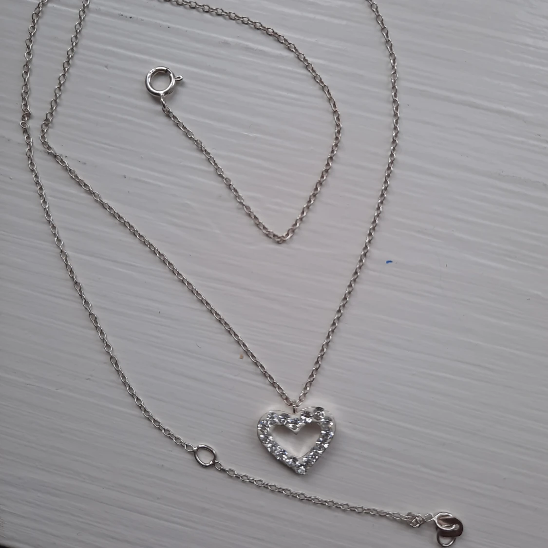 Halsband i silver, hjärta med stenar - 90