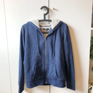 mörkblå hoodie - mörkblå hoodie med dragkedja och fleece på insidan, otroligt mysig. storlek L