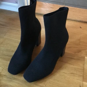 Strumpklackar - Vad kallar man ens dessa? Hur som helst, klackar som går upp lite över foten med tjock klack! Jättesköna och sitter väldigt snyggt. Säljer då dessa aldrig kommer till användning mer. Köptes för ca 800kr, därav priset. Köparen står för frakten.