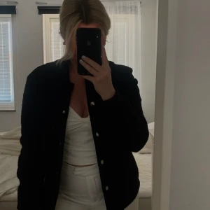  Jacka  - Säljer denna svarta jacka som är lite längre (som typ en kappa). Den är från Bikbok och sitter jättefint ❣️ 