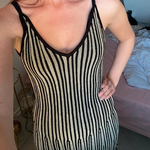 Glittrig klänning från H&M  - Plisserad långklänning från H&M. V-ringad både fram och bak. Har sytt ”upp” axelbanden på axlarna för att de var för långa. (Går att  sprätta upp). Kan skicka bild på det om så önskas! 