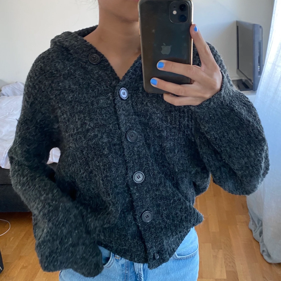 Stickad tröja med huva