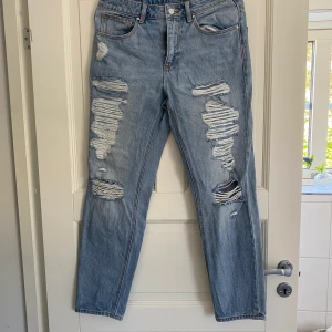 Raka slitna jeans - Jeans från asos inte andvända och i bra skick + kontakta för fler frågor:)