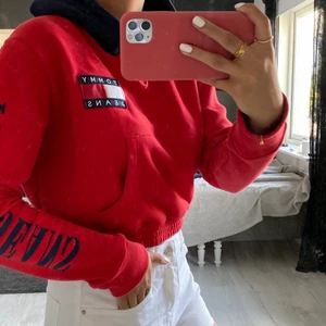 Croppad Tommy Jeans hoodie  - Från Urban outfitters. Säljer då den tyvärr aldrig används. Strl S, som i nyskick! Möter upp i Umeå annars står köparen för frakten:)