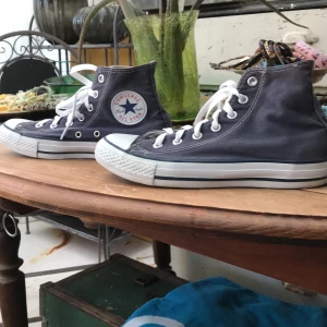 Converse skor strl 38 - Ett par blåa converse i ett bra skick. Mycket vita sulor men det finns några väldigt små fläckar. Frakt ingår ej