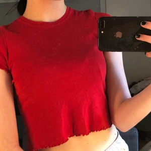 Topp - Jag säljer denna fina röda topp från Brandy Melville! Använd ett fåtal gånger! Tröjan passar XS-M (onesize) Köparen står för frakt, 20kr. (Totalt: 95kr) 