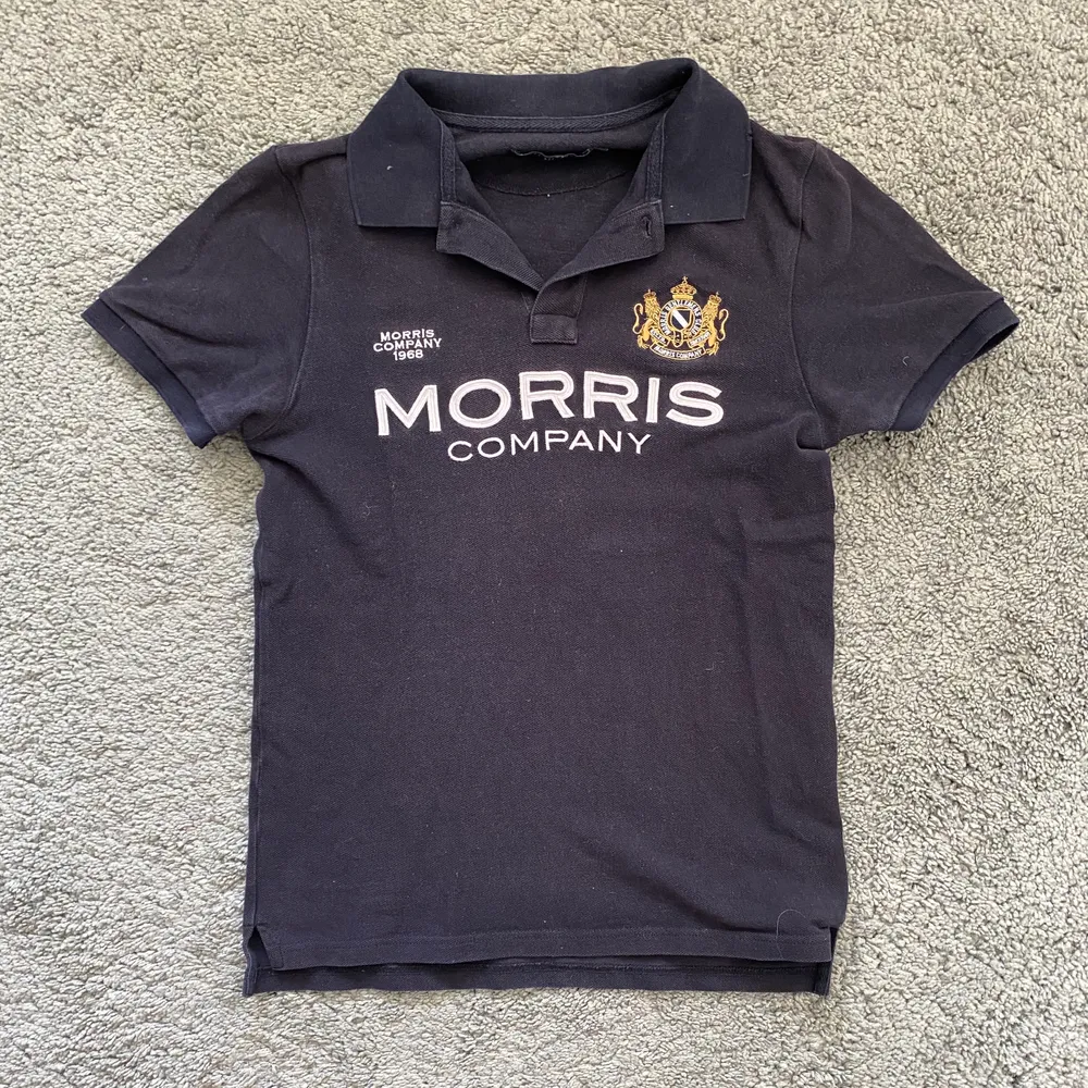 Svart Morris piké i bra skick. Storlek XS. T-shirts.
