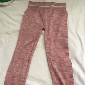 Träningsbyxor storlek xs/s - Ett par träningsbyxor använda ett fåtal gånger. Storlek xs/s. De är i nyskick. Fraktas och kan hämtas upp. Tar swish. Skriv gärna om ni har frågor.💗