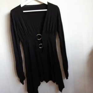  - Svart topp i storlek s/m med djup urringning snyggt att ha nån fin topp under