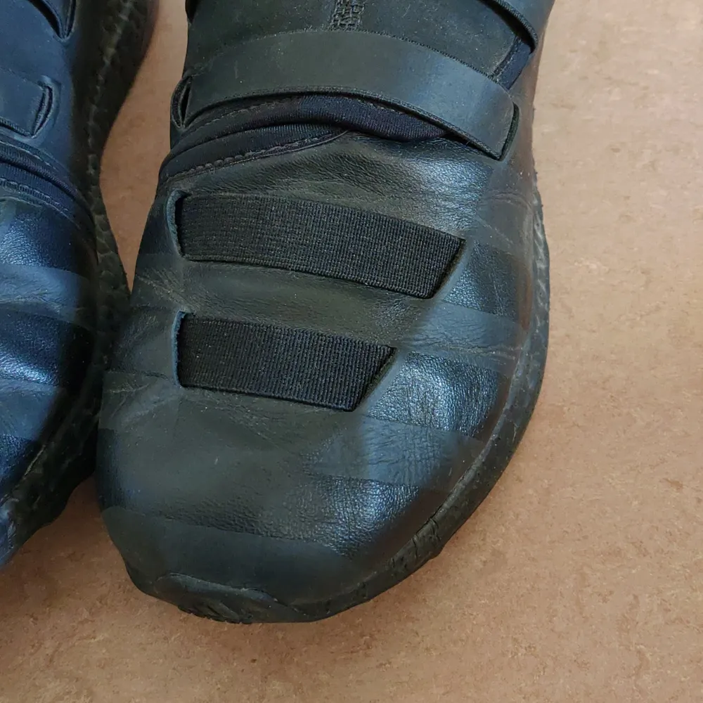 Y3 Zazu sneakers, i storlek 38 2/3. Använts ett fåtal gånger. Säljer då de inte riktigt passar mig. Kommer med orginallådan och skopåsar. Nypris 2500 kr. Skor.