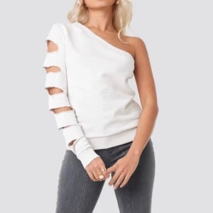 AFJ x na-kd - Säljer min älskade tröja från första kollektionen med afj x nakd💖 Så snygg one shoulder tröja med cut out detaljer på höger arm!!                                                                               Köpare står för frakt