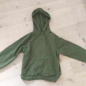 Grön hoodie - Militärgrön hoodie från stay! Fraktar eller möts upp i Stockholm💕