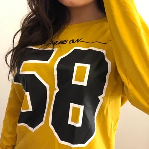 Gul tröja 💛 - Storlek M