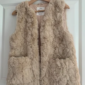 Pälsväst från Zara - Jättefin fake pälsväst i fint skick från Zara. Storlek 13-14 men passar XS, S och M! Säljer för 130kr + frakt. 