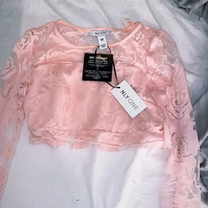 ROSA MAGTRÖJA - En jätte söt Rosa magtröja från NLYONE helt oanvänd och har t.om prislapparna kvar! Det är en strl M men passar mig som är en XS/S. Köparen står för frakt. 📦💖