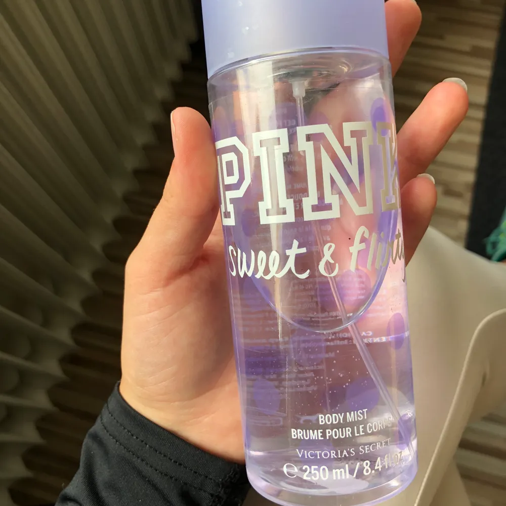 Body mist från Victorias secrets Pink. En del är använt men hela flaskan är 250 ml. ”Get flirty in sugar berry and pink grapefruit”. Övrigt.