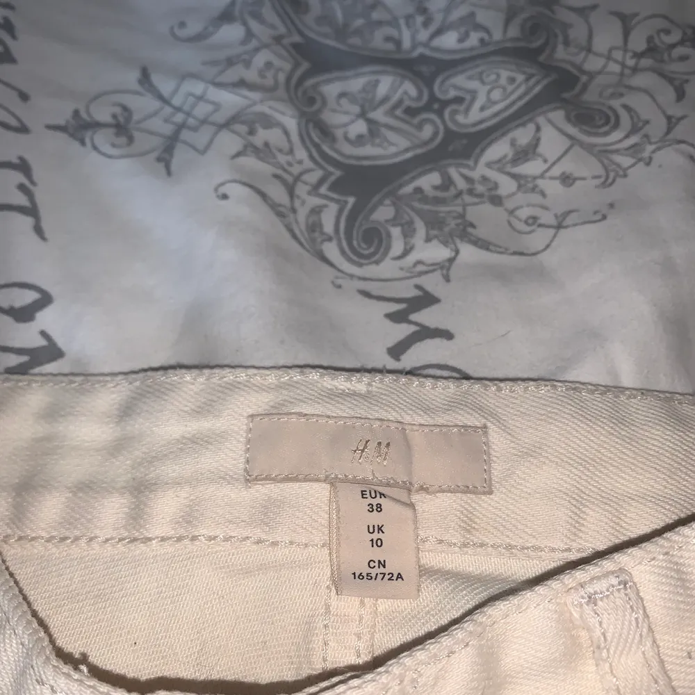 Jätte fina gräddvita jeans från H&M som tyvärr har blivit försmå :( använda 2 gånger väldigt fräscha och nya💕💕. Jeans & Byxor.