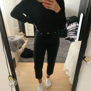  Taiki high waist ballon leg - Säljer mina hyfsat nyköpta jeans från Monki. Säljes i väldigt bra skick och endast använda fåtal gånger. Sitter väldigt bra på benen och är sköna för att var jeans. Frakt betalas av köpare givetvis!                 Jag är 1.70 lång