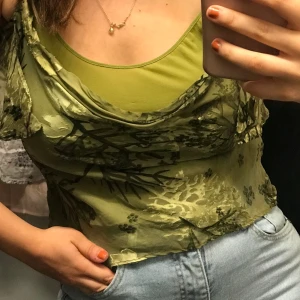 Fin tanktopp - Jätte fin olivgrön vintage tanktop! Storlek xs/s! Väldigt fin kvalite!! Frakt tillkommer! ✨🛍