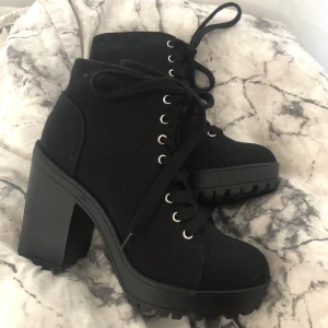 Svarta klackar/boots - Säljer dessa klackar som jag bara har testat då jag tyckte att jag inte passade i dom 
