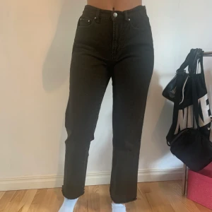 Prêt a porter jeans - Säljer dessa jeans då de är för stora i midjan och inte riktigt är min stil längre. Knappt blivit använda så de är fortfarande i bra skick! Jeansen är i en grön nyans som inte riktigt framkom på bilderna.  