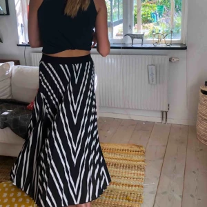  - Säljer superfin plisserad kjol ifrån hm!! Den är i strl M men passar en Xs/S och M då den har resårband🤩 Frakt tillkommer!