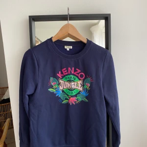 Kenzo tröja - Säljer min jättefina kenzo tröja. De är lite nopprig på sidan men annars i fint skick. Är i st 16 men skulle säga att den är som en ca. 