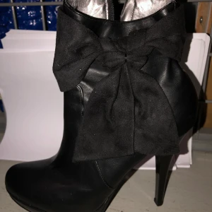 Svarta klackskor - Använt ett fåtal gånger. Jättefina, fick de i present men vill ge de vidare