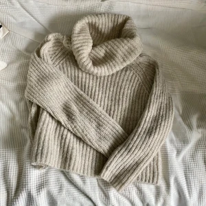 Stickad tröja med stor polokrage - Stickad mysig tröja från Zara. Väldigt bra skick. Frakt ingår