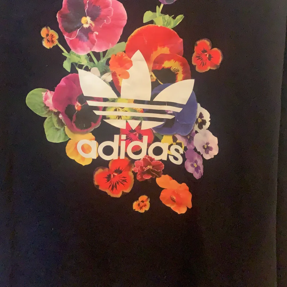 Mörblå adidaströja men blommigt tryck. Strl 14, 50kr, köparen står för frakten. Tröjor & Koftor.