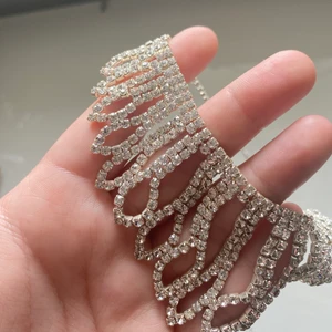 Lyxigt diamanthalsband - Lyxigt brett diamanthalsband perfekt till balen eller en finmiddag!:) Köpt på Ur & Penn. Frakt: 11kr (brev)