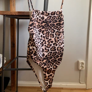 Leopard baddräkt  - Så snygg men har inte kommit till användning. Använd 2ggr. Den är insydd snyggt i midjan så den sitter bra (inte sideboob). Den har hög skärning i benen och djup rygg ✨ Skulle säga att den passar en S-M köpte en större och sydde in midjan