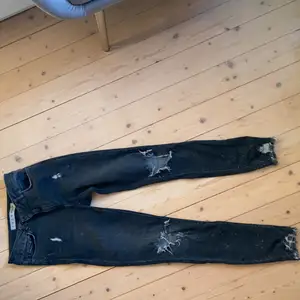 Snygga jeans från London med bra passform som tyvärr inte kommit till användning då jag köpte för liten storlek (34/xs) stretchiga men bra i tyget. Tyvärr ett litet hål som dock går att laga vid midjan (bild 3) hör av dig om du har frågor! Kram❤️