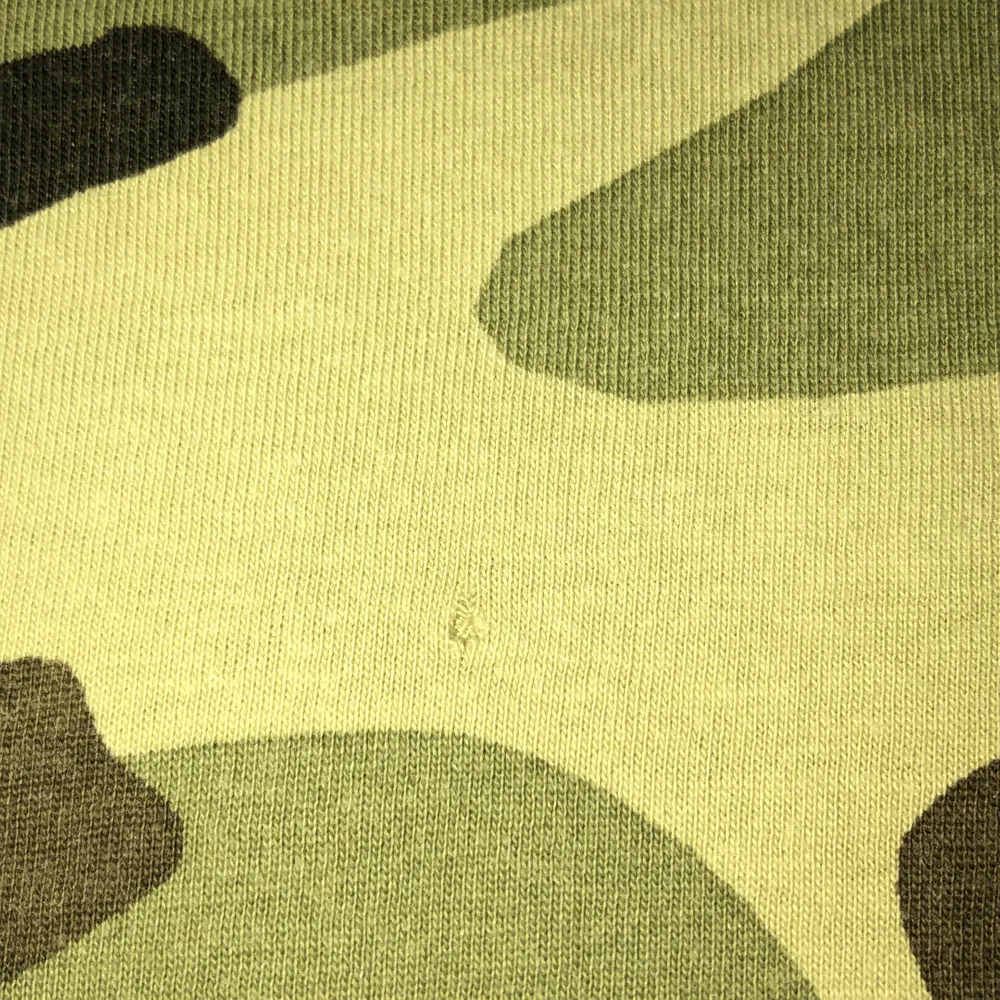 Tröjan har ett litet hål på framsidan(bild 2). T-shirts.