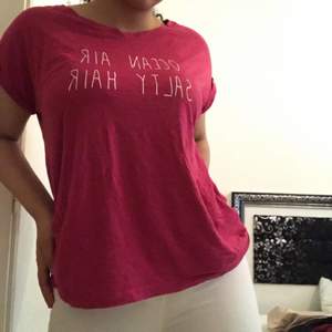 Rosa t-shirt där det står ”ocean air salty hair”.❣️