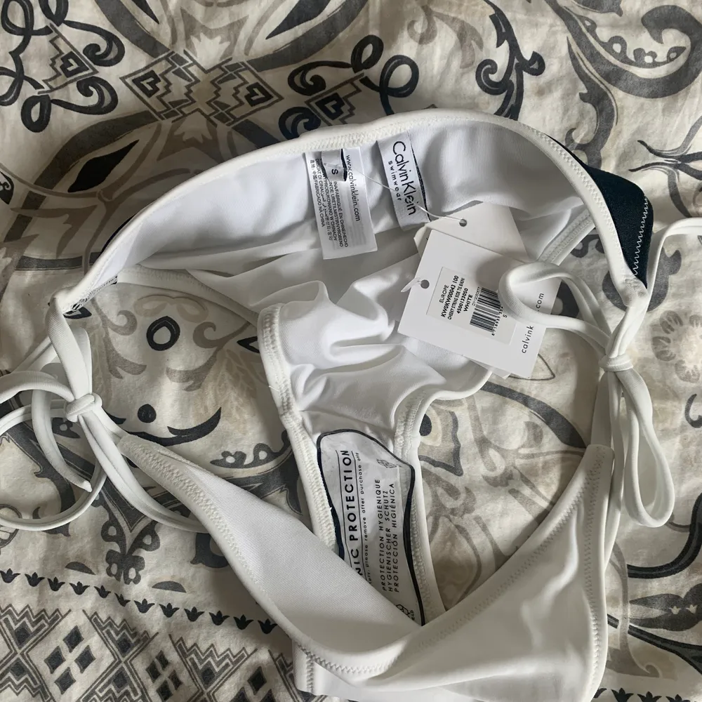 Helt oanvända bikini trosor från Calvin Klein, inte ens testade!! ✨  Prislapp och skyddssak sitter kvar! Säljs då det inte kommit till användning.  Inköpta på Urban Outfitters i London. 🥰  Nypris 30 pund (ungefär 340 kronor). Säljes för 150 kronor! 💖💖. Övrigt.