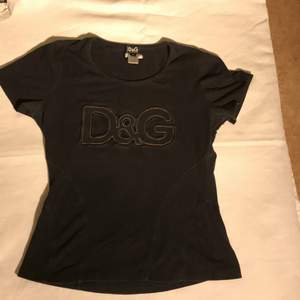 Äkta D&G tröja med fin passform🖤🖤 Det är storlek M men passar S bra med!!