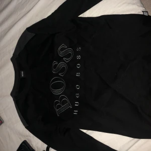 Hugo boss - Hugo boss sweatshirt. Riktigt snygg och fint skick. Nästan aldrig använd. Strl S. Köpt på johnells. Säljes pga för liten