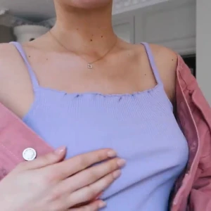 Pastell lila ribbat linne från nakd - Så fint pastell lika ribbat linne från nakd. Helt oanvänt med alla lappar kvar och slut på hemsidan💜 vid många intresserade buda i kommentarsfältet 